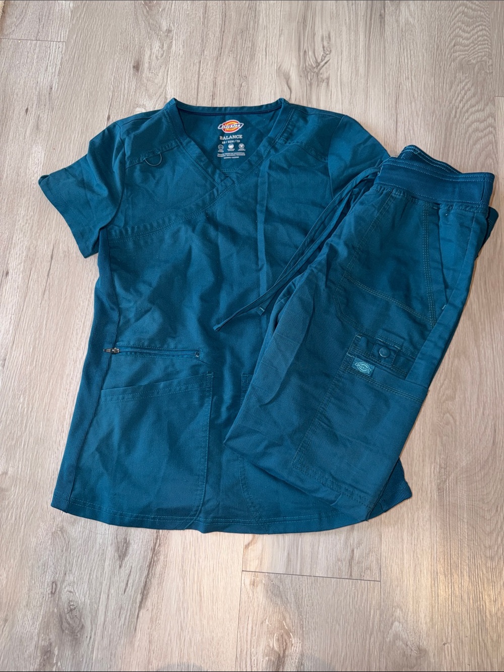 Dickies Women’s Teal Short-Sleeve Scrub Top & Jogger Pants